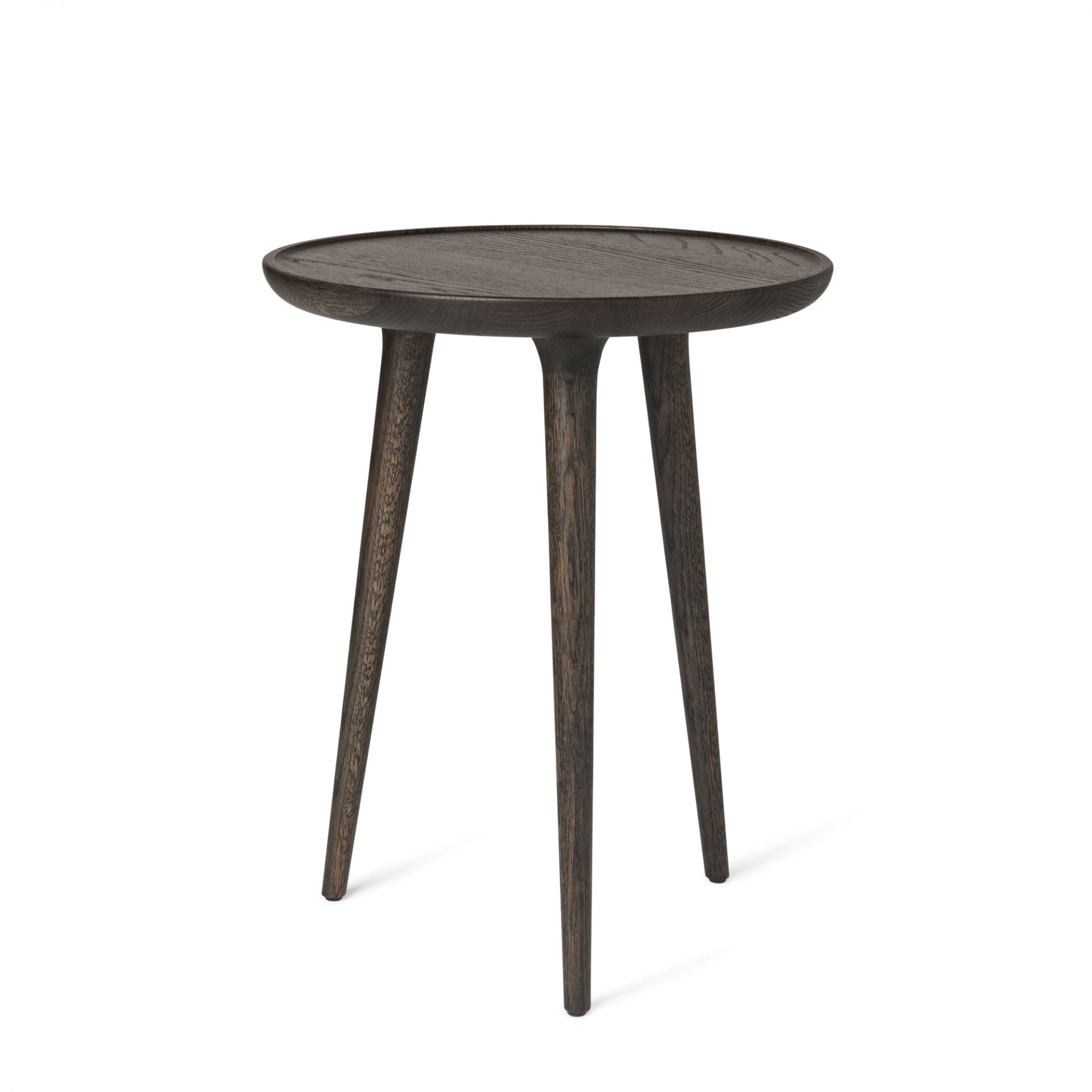 Dunkelbrauner Accent Side Table Beistelltisch Medium mit drei Beinen aus Holz auf weißem Hintergrund.